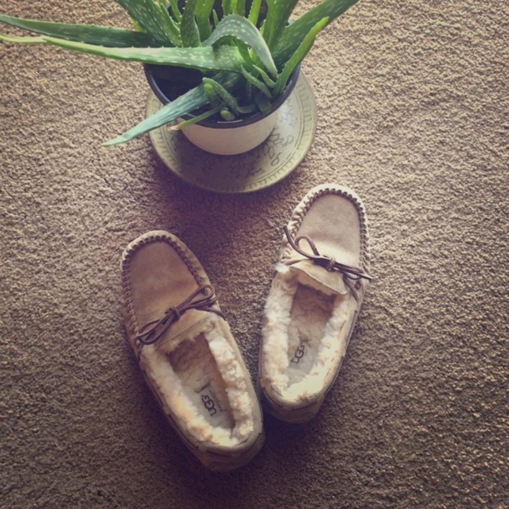 UGG Slippers, tag says 9 fits more like an 8.